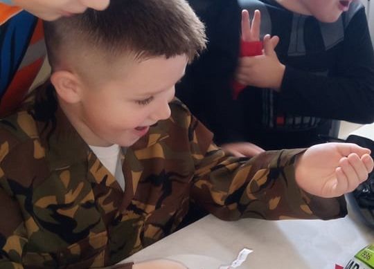 Uczeń odczytuje wróżbę z ciasteczka