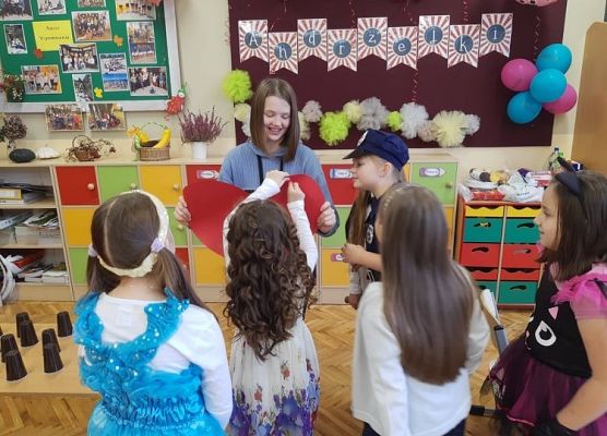 Dzieci wróżą sobie wbijając szpilkę w papierowe serce