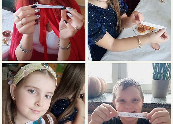 Nauczycielka i uczniowie pokazują wróżby z ciastek