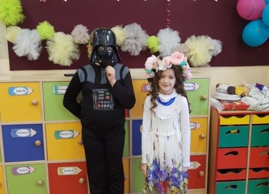 Przebrani uczniowie stoją przy szafkach