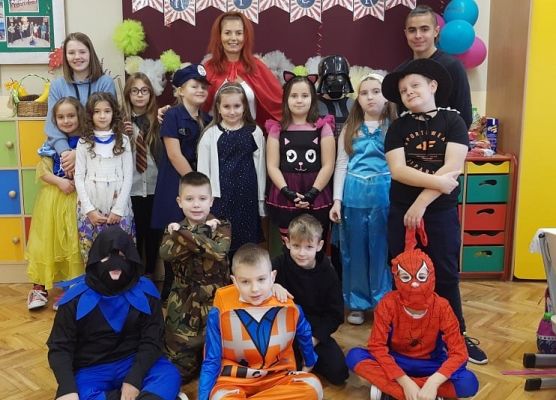 Zdjęcie grupowe przebranych dzieci z nauczycielką