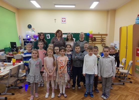Zdjęcie grupowe uczniów z nauczycielkami