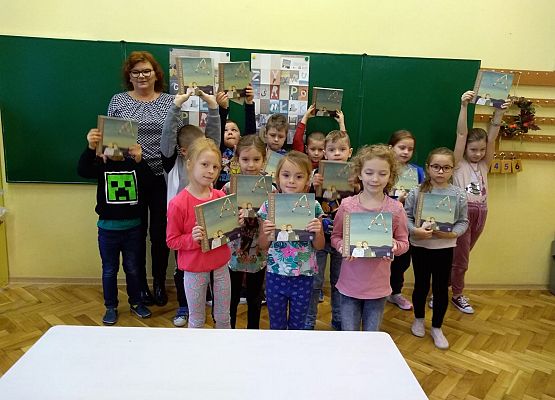 Zdjęcie grupowe uczniów z nauczycielką biorących udział w projekcie