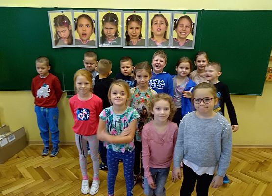 Zdjęcie grupowe uczniów, którzy brali udział w projekcie.