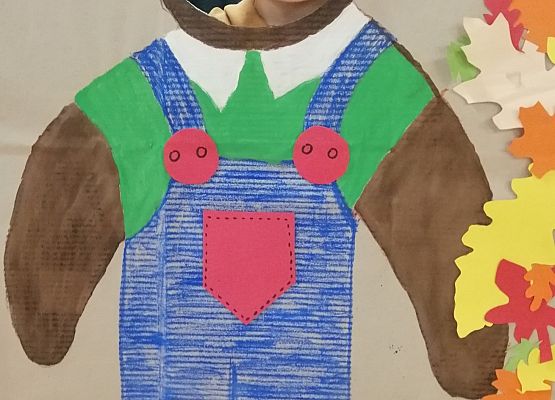 Dziecko pozuje do zdjęcia w makiecie misia