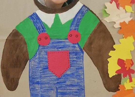 Dziecko pozuje do zdjęcia w makiecie misia