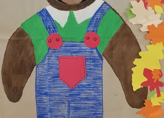 Dziecko pozuje do zdjęcia w makiecie misia