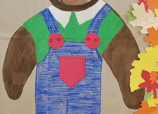 Dziecko pozuje do zdjęcia w makiecie misia