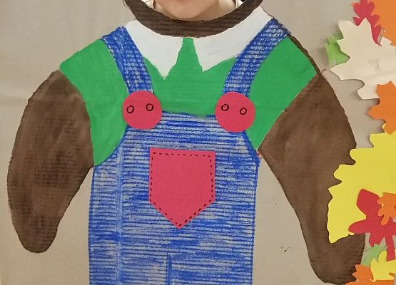 Dziecko pozuje do zdjęcia w makiecie misia