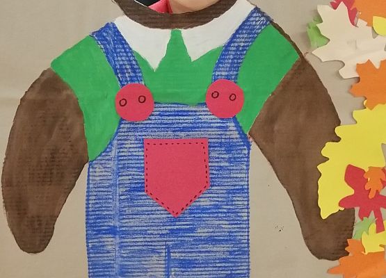 Dziecko pozuje do zdjęcia w makiecie misia