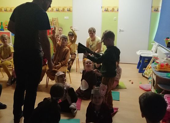 Animator rozmawia z dziećmi