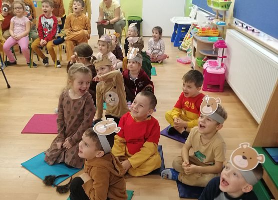 Dzieci siedzą i słuchają opowiadania