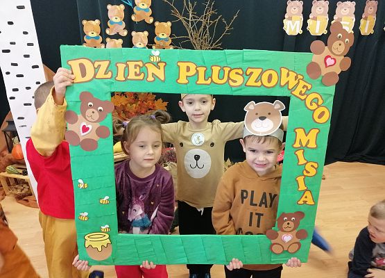 Zdjęcie dzieci w ramce z napisem dzień pluszowego misia