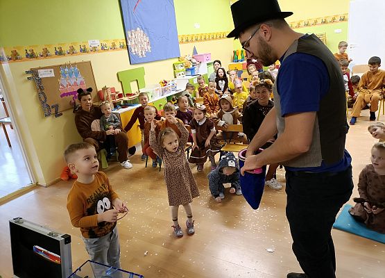 Dzieci oglądają pokaz iluzji