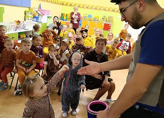 Dzieci oglądają pokaz iluzji