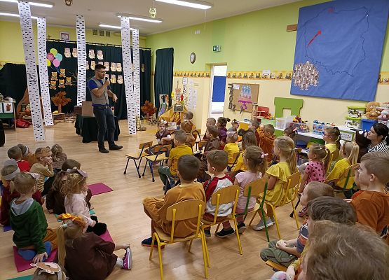 Dzieci oglądają pokaz iluzji