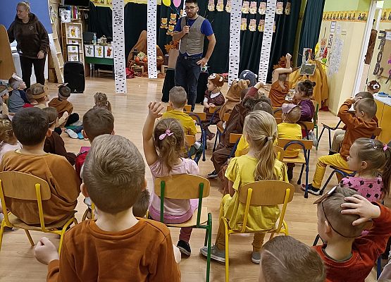 Dzieci oglądają pokaz iluzji