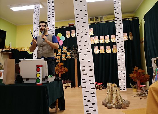 Dzieci oglądają pokaz iluzji