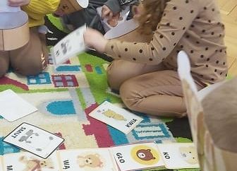 Dzieci przeglądają ilustracje z misiami