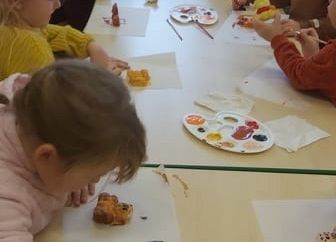 Dzieci malują misie