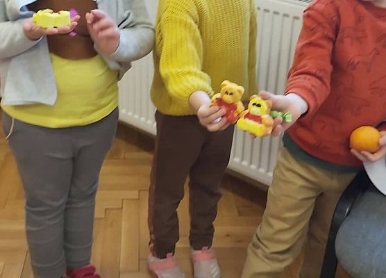 dzieci prezentują własnoręcznie wykonane misie