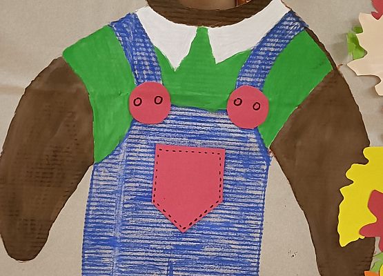 Dziecko pozuje do zdjęcia w makiecie misia