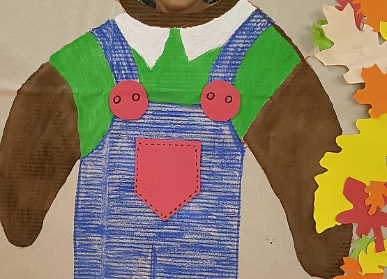 Dziecko pozuje do zdjęcia w makiecie misia