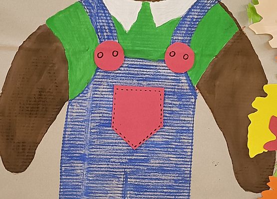 Dziecko pozuje do zdjęcia w makiecie misia