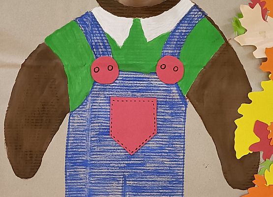 Dziecko pozuje do zdjęcia w makiecie misia