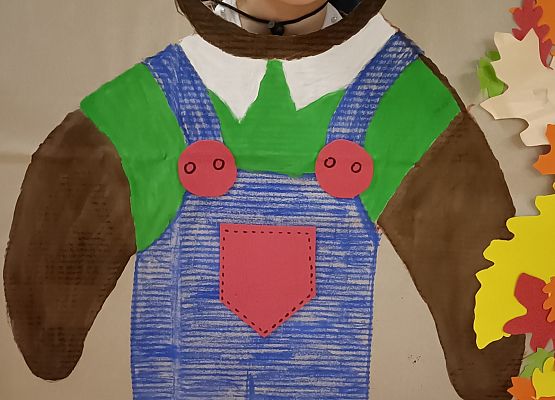 Dziecko pozuje do zdjęcia w makiecie misia