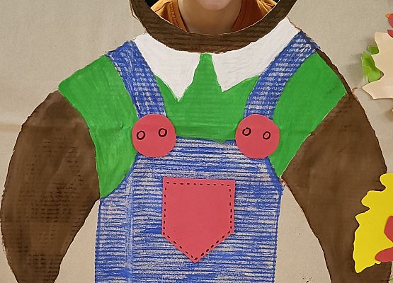 Dziecko pozuje do zdjęcia w makiecie misia