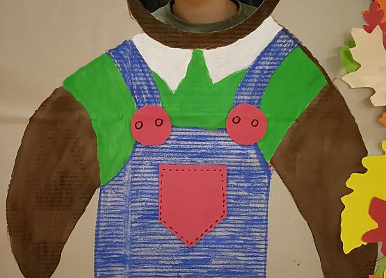 Dziecko pozuje do zdjęcia w makiecie misia