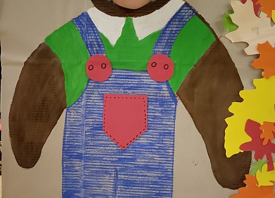 Dziecko pozuje do zdjęcia w makiecie misia