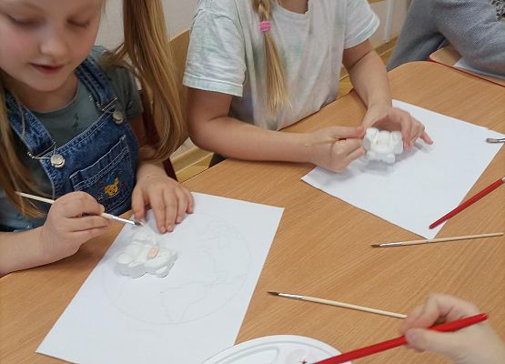 Dzieci malują gipsowe misie