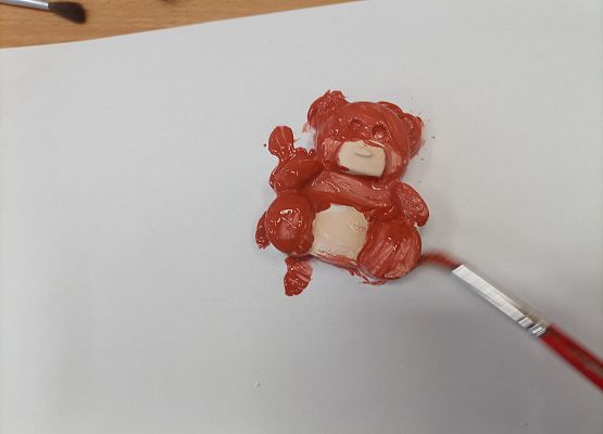 Gipsowy miś pomalowany przez dziecko