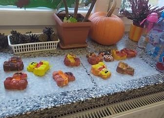 Na parapecie leżą gipsowe misie