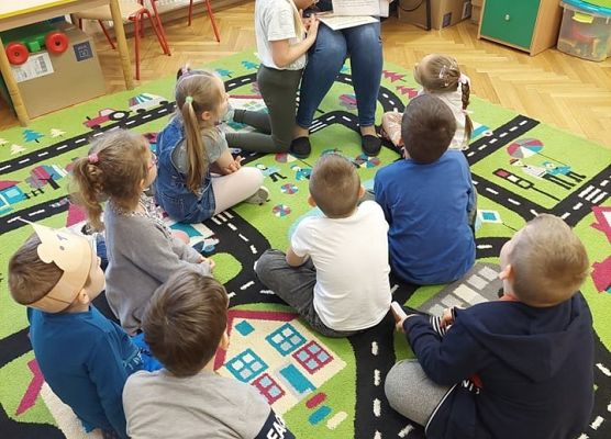 Nauczycielka pokazuje dzieciom misie z bajek