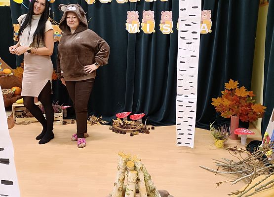 Nauczycielki w przebraniach czekają na dzieci