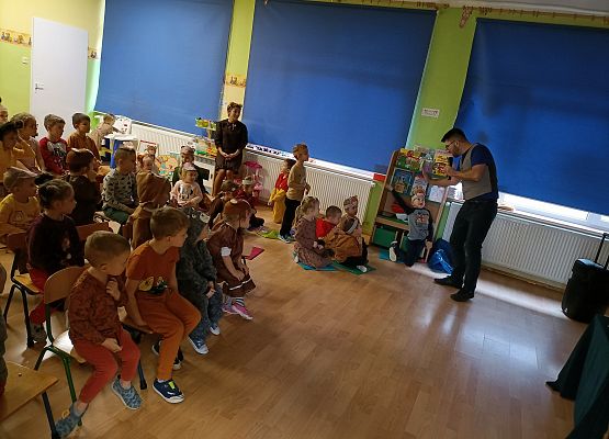 Dzieci oglądają pokaz iluzji