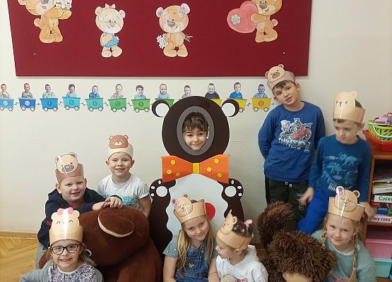 Grupowe zdjęcie dzieci z misiami