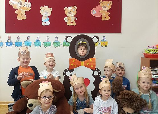 Grupowe zdjęcie dzieci z misiami