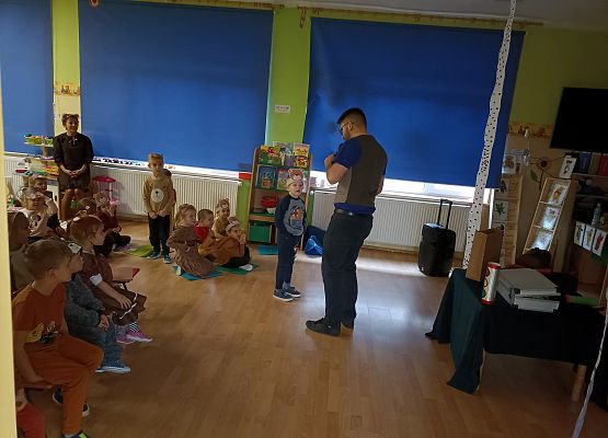 Dzieci oglądają pokaz iluzji