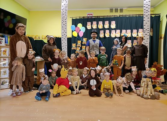 Zdjęcie grupowe przedszkolaków z paniami i z panem animatorem