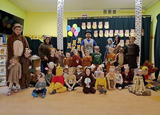 Zdjęcie grupowe przedszkolaków z paniami i z panem animatorem