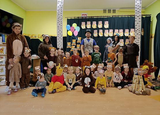 Zdjęcie grupowe przedszkolaków z paniami i z panem animatorem