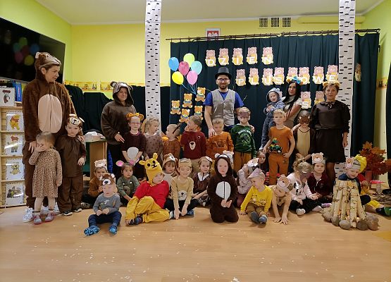 Zdjęcie grupowe przedszkolaków z paniami i z panem animatorem