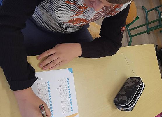 Uczeń wypełnia ankietę