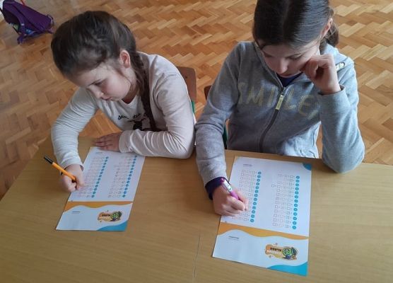 Uczennice wypełniają ankietę