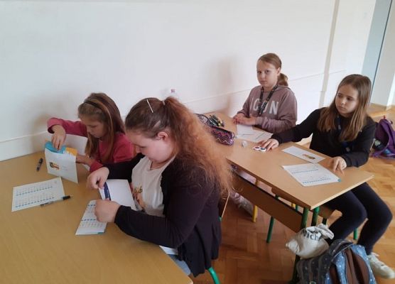 Uczniowie wypełniają ankietę