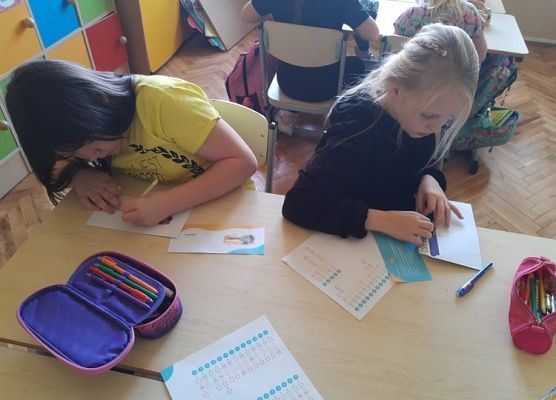 Uczennice wypełniają ankietę